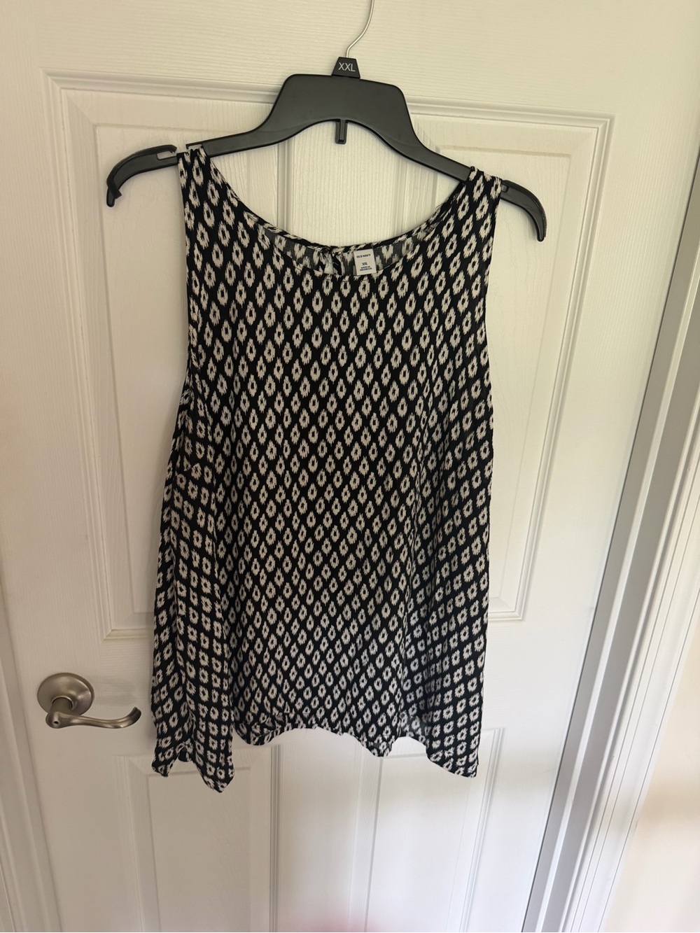 Old Navy Black & White Geometric Sleeveless Blouse